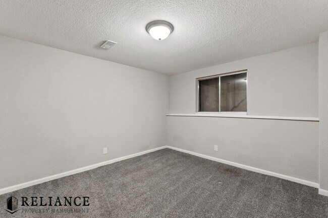 Building Photo - 8712 Lakeland Cir