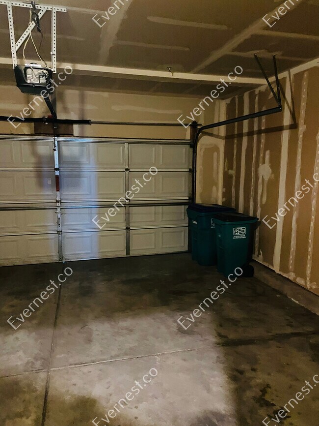 Building Photo - 3-Bed/2.5-Bath/