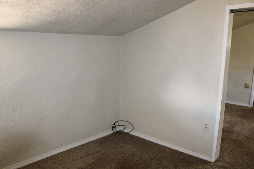 Building Photo - 1320 1/2 Springwater Ave