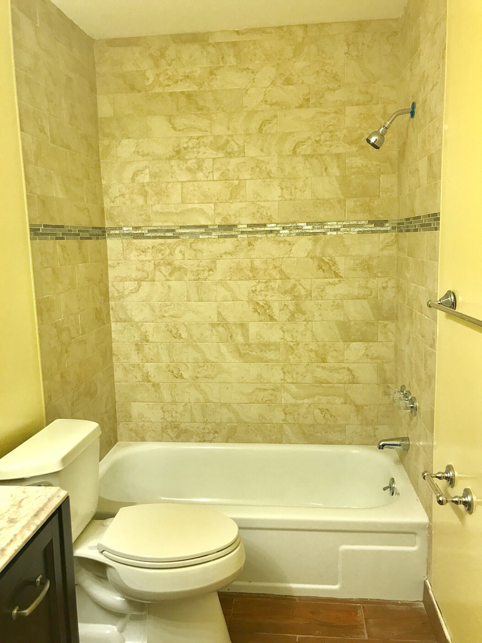 Newer shower/bath - 1401 Whitpain Hls