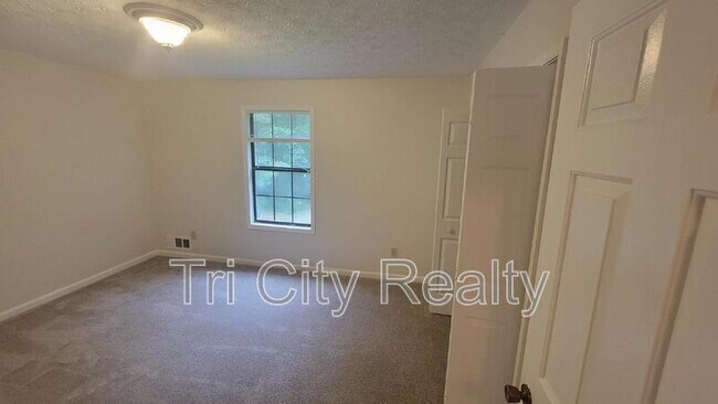 Building Photo - 220 Meadowbrook Ct