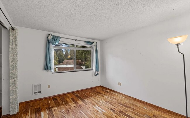 Building Photo - Oakbrook Country Club Condominium (2bedroom)! Apply Today