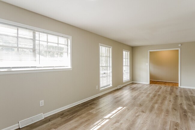 Building Photo - 2165 Circle Dr