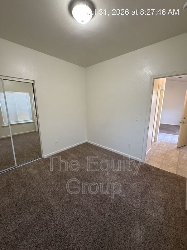 Building Photo - 2423 W Sunnyside Ave