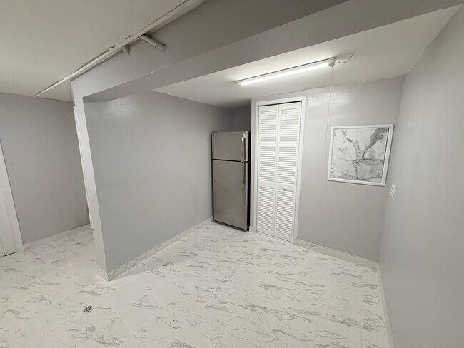 Building Photo - 3914 W Diversey Ave