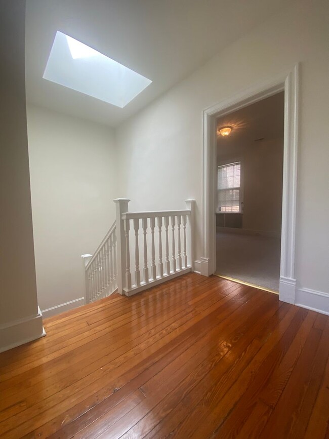 Building Photo - Renovated Georgetown Rowhouse Just Steps A...