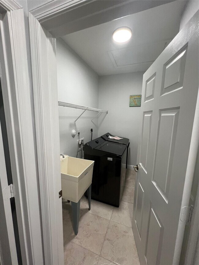 Building Photo - 3318 Lakeside Dr