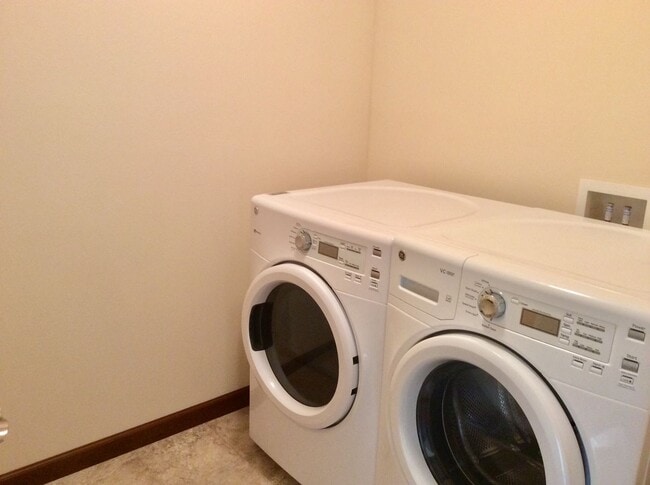 Building Photo - 4 bedroom, 3 bath Town home