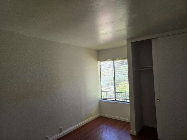 Building Photo - Spacious 3-bed, 2-bath condo is located in the heart of UTC, right on the UCSD bus line! It featu...