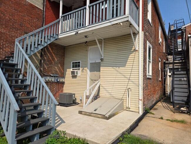 Building Photo - 254 Locust St