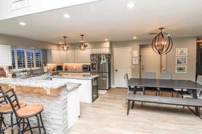 Building Photo - 907 E San Remo Ave