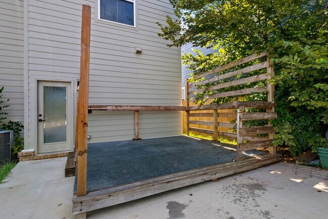 Building Photo - Duncan St Duplex