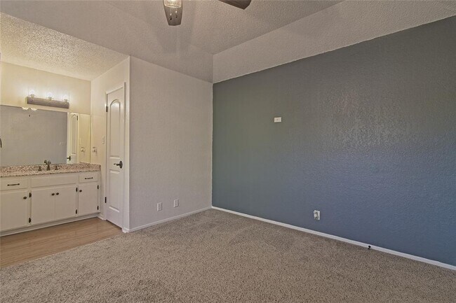 Building Photo - 909 Garden Meadow Dr