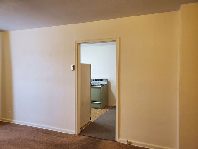 Building Photo - Private loft apartment over barber shop ne...