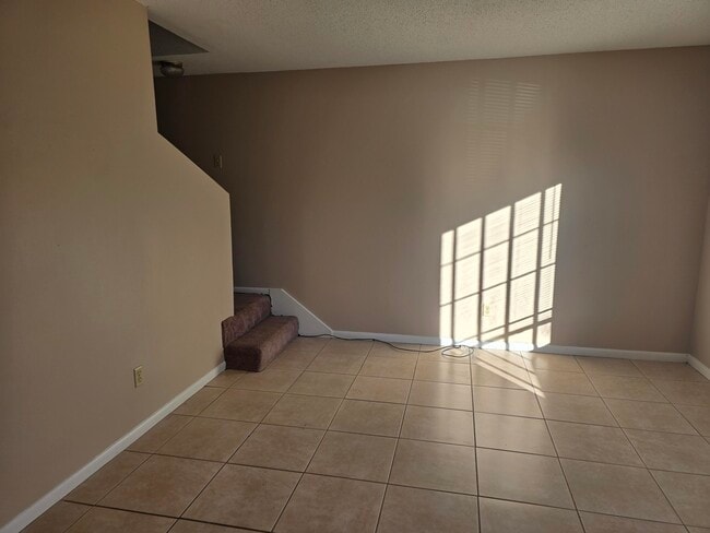 Building Photo - 106 Valencia Dr