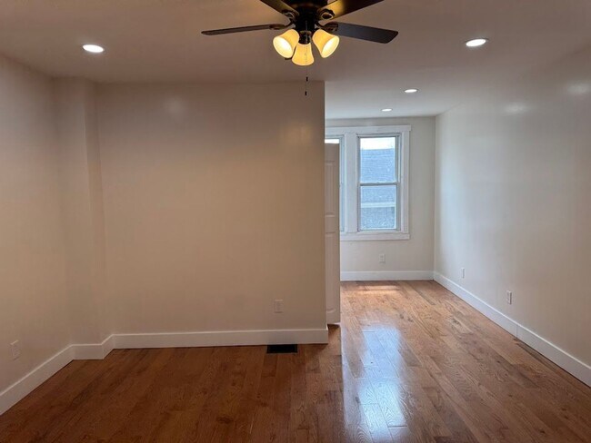 Building Photo - Great 1st Floor Duplex in Squirrel Hill! Available NOW!