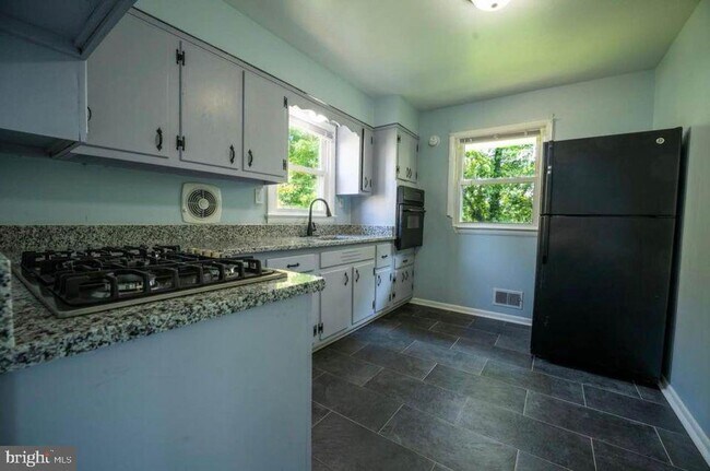 Building Photo - 5703 Kennedy St