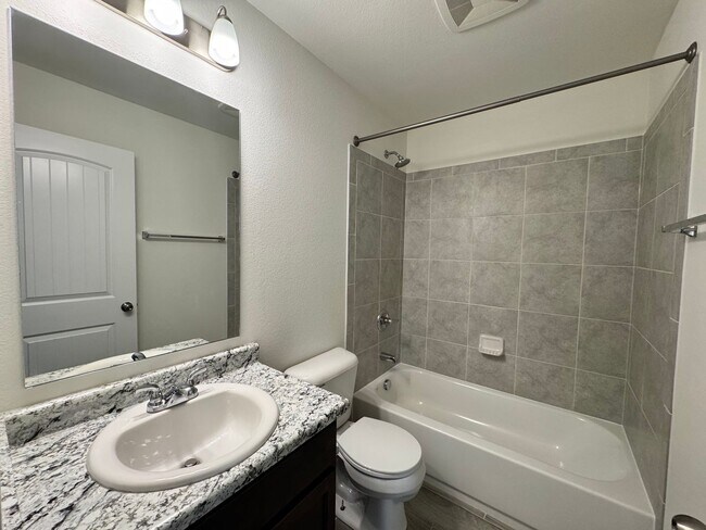 Building Photo - Like new 3 bedroom w/ basement in Enclaves...