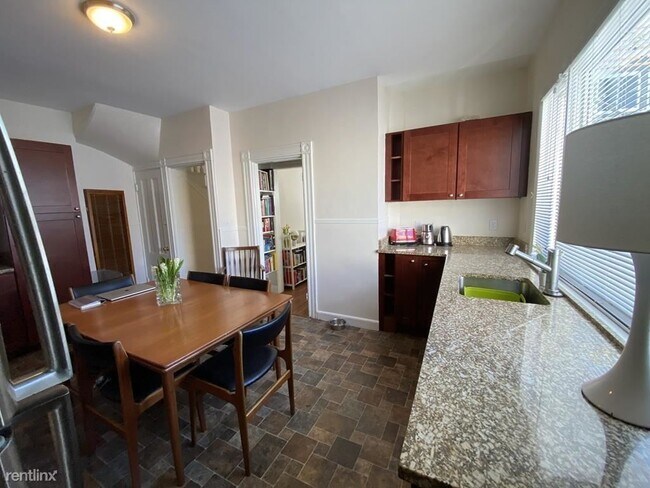 Building Photo - 3 br, 1 bath  - 38 Myrtle Ave Apt 1L