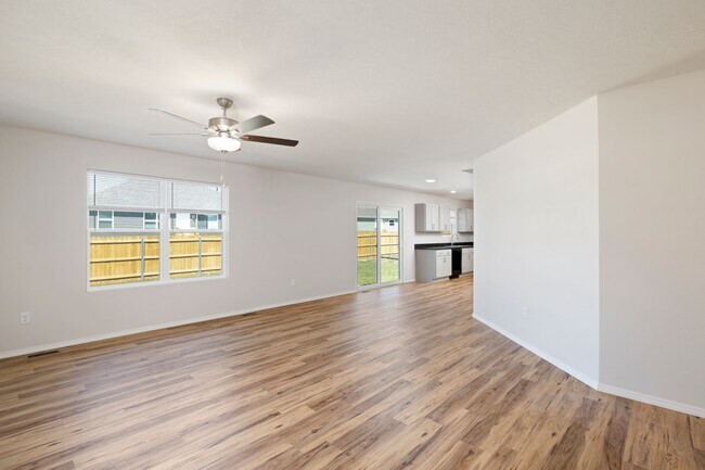 Building Photo - 3 Bedroom Rental with Fence!