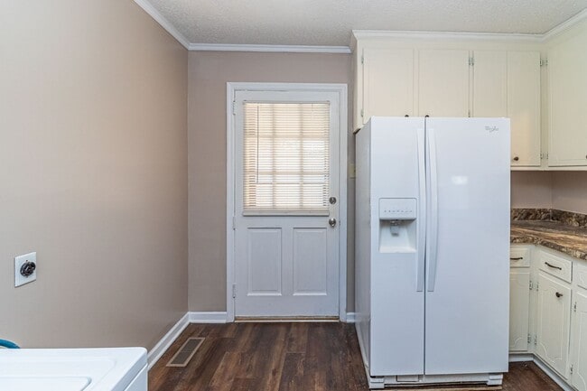 Building Photo - Adorable Brick Ranch 3 BR | 1.5 BA in Goldsboro