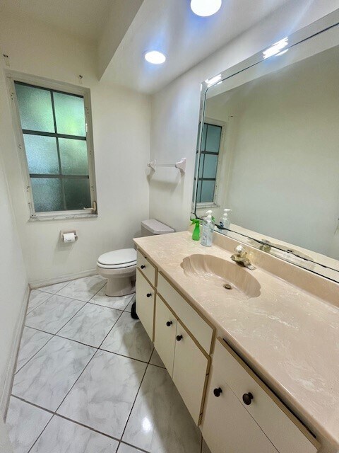 Building Photo - 5638 Country Lakes Dr