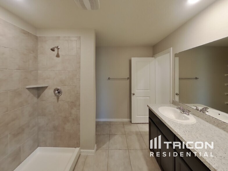 Building Photo - 8832 Ring Gold Dr