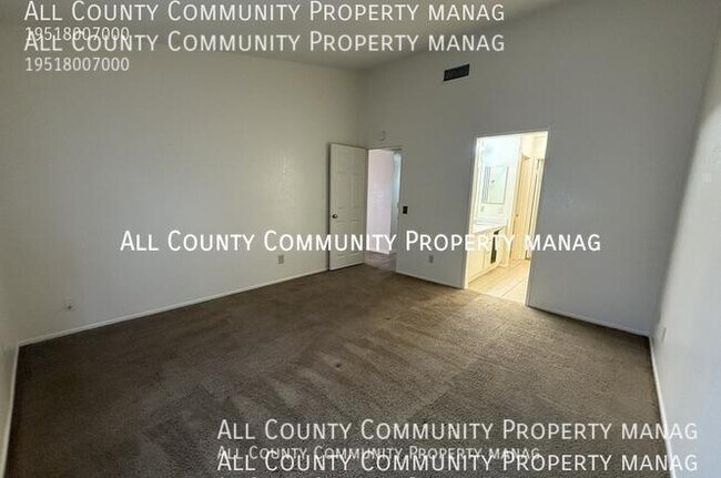 Building Photo - 2277 Oak Ave
