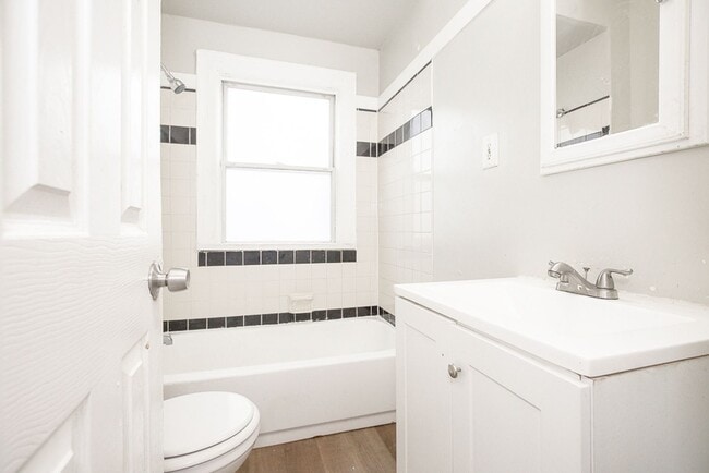 Building Photo - 5 BED 2 BATH BEAUTIFUL SINGLE FAMILY HOME ...