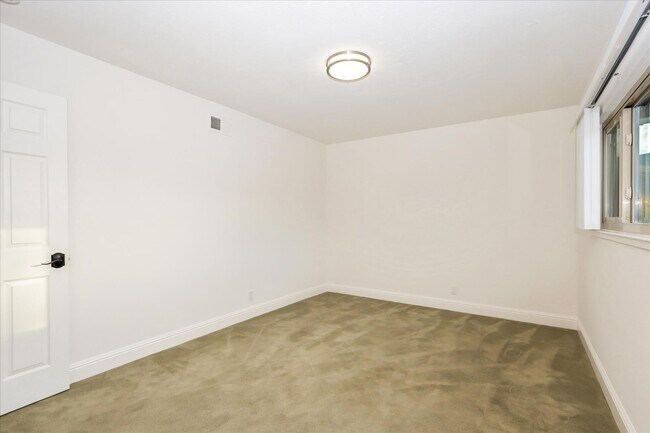 Building Photo - 249 Purple Glen Dr