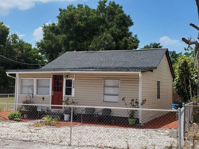 Building Photo - 208 Sears Ave NE
