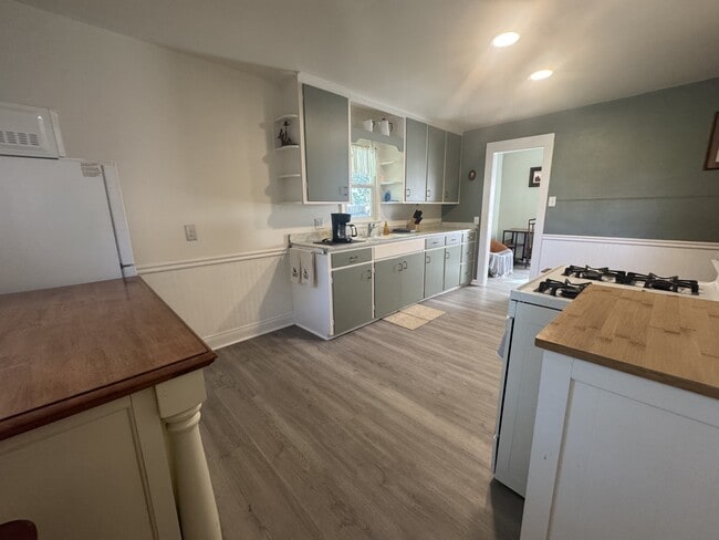 Building Photo - 634 4th Ave N