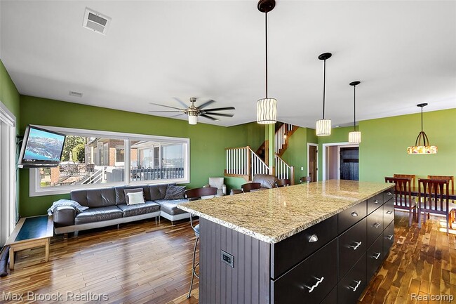 Building Photo - 2022 Willow Beach St