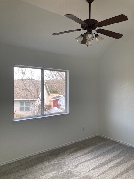 Building Photo - 618 E Theissen St