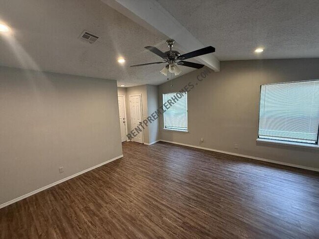 Building Photo - 1533 E 67th Pl