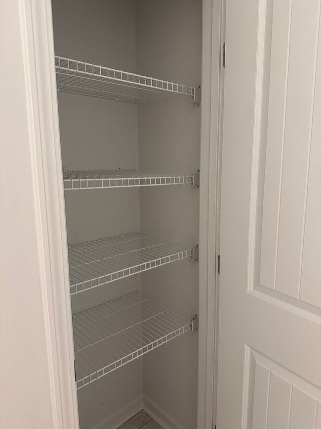 Building Photo - Tranquil South Retreat: Spacious 5-Bed Home with Fenced Yard, Pet-Friendly, Washer/Dryer Included