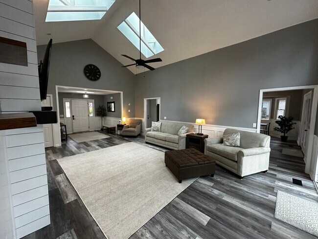 Building Photo - 440 Lobelia Dr