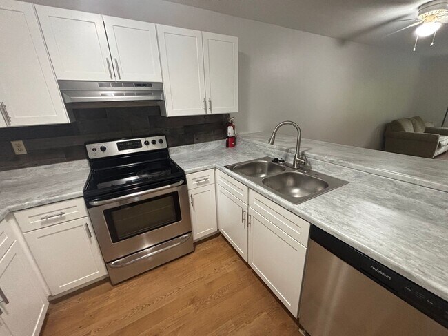 Building Photo - Newly renovated FIRST floor 2/2 - Will go fast
