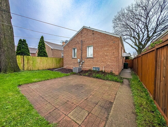 Building Photo - 631 Balmoral Ave