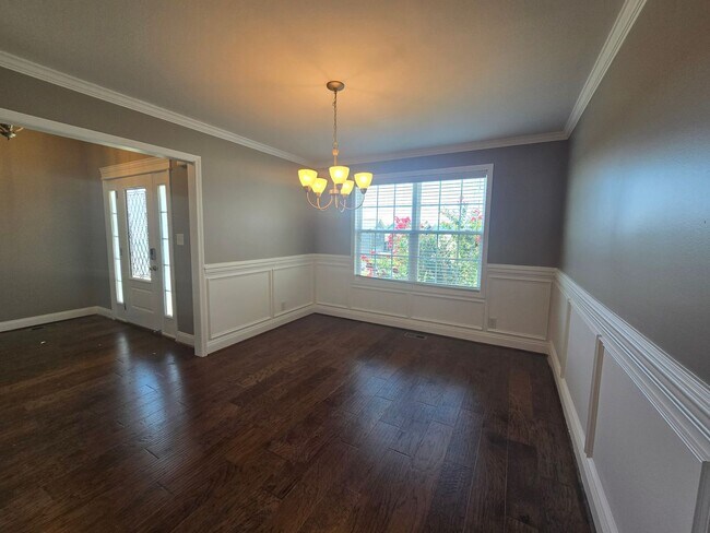 Building Photo - Executive 3 Bed 2.5 Bath with Bonus Home