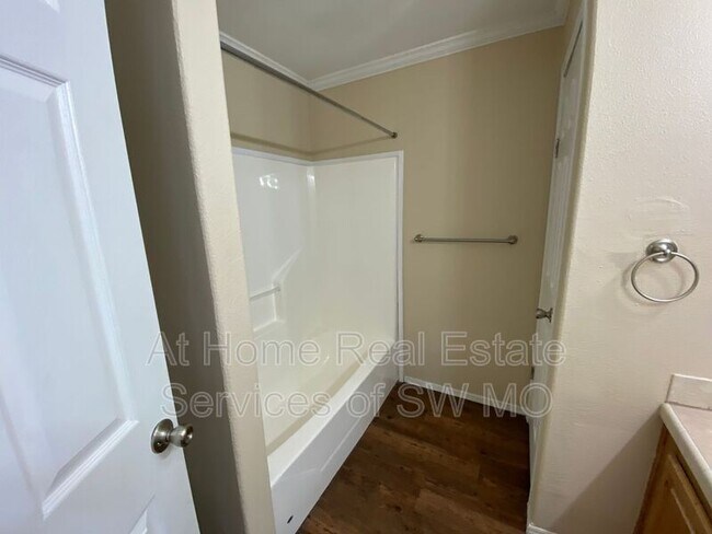 Building Photo - 501 W Warren Ave