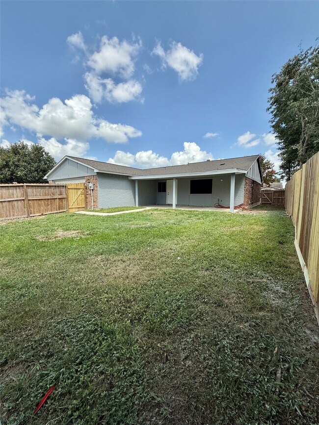 Building Photo - 14650 Lourdes Dr