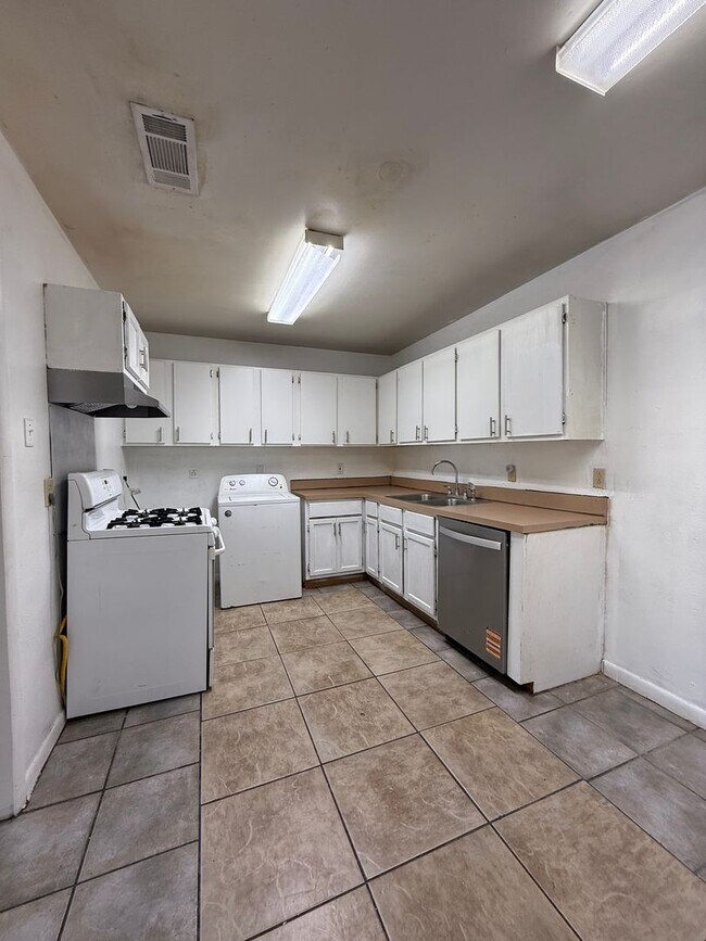 Building Photo - Room To Stretch