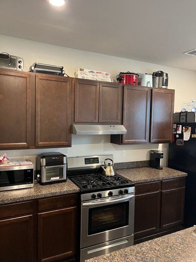 Building Photo - Modern 3BR/2.5BA Townhome in Trimble Meadows | LVP Floors | Stainless Kitchen + Island | Upstairs...