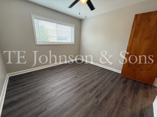 Building Photo - 2 Bedroom Salem View Apartment!
