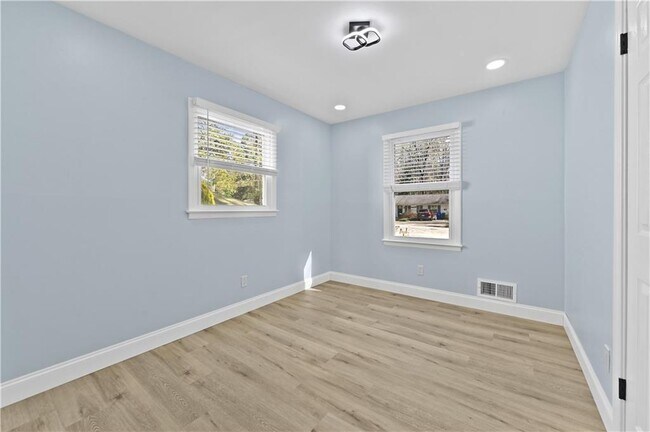 Building Photo - 1728 Wayland Cir NE