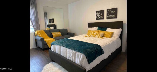 Building Photo - 350 Thunderbird Dr