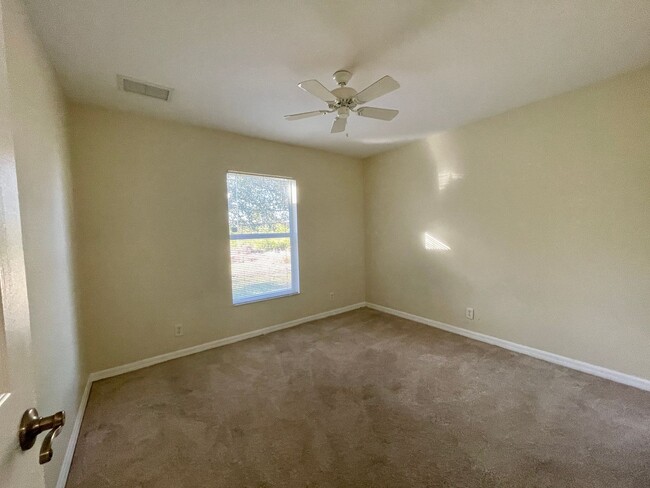 Building Photo - Available Now- 3 bedroom- 2 bath 2 car gar...