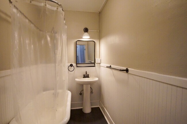 Building Photo - Move-in Special: Enjoy Modern Convenience w/Vintage Charm + Complimentary Laundry!