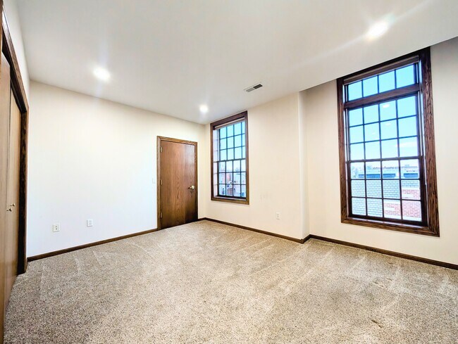 Building Photo - 700 Main St